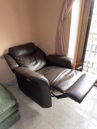 Sillón reclinable de piel marrón