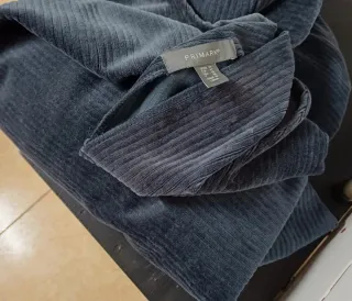 Jersey azul marino con volantes.