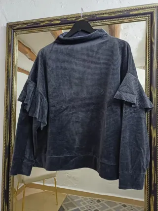 Jersey azul marino con volantes.