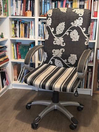 Silla de oficina giratoria con ruedas.