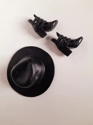 stivaletti e cappello neri Barbie