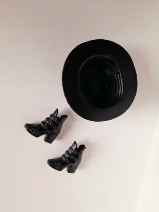 stivaletti e cappello neri Barbie