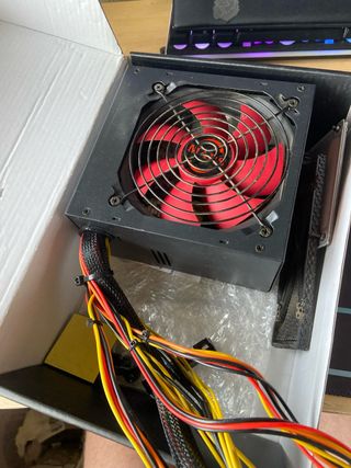 Fuente de Alimentación PC Negra y CPU Cooler