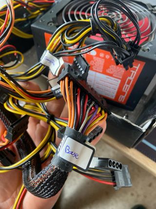 Fuente de Alimentación PC Negra y CPU Cooler