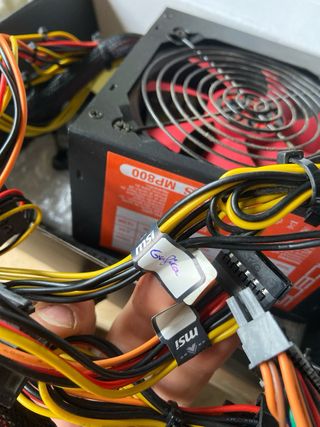 Fuente de Alimentación PC Negra y CPU Cooler