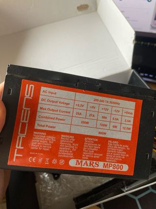 Fuente de Alimentación PC Negra y CPU Cooler