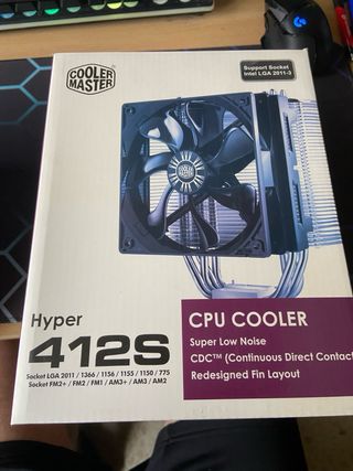 Fuente de Alimentación PC Negra y CPU Cooler