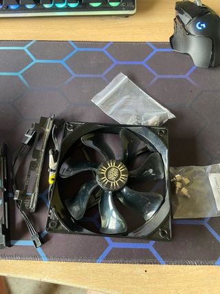 Fuente de Alimentación PC Negra y CPU Cooler