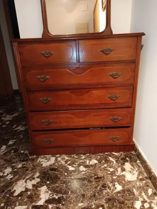 Cómoda de madera.