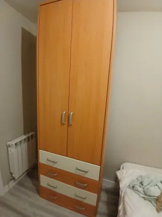 Armario de madera con cajones