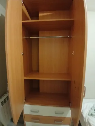 Armario de madera con cajones