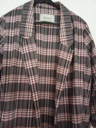 Blazer cuadros negro y rosa Stradivarius