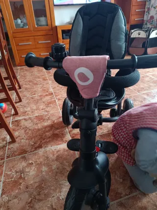 Triciclo infantil con capota y arnés