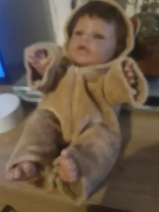 Muñeco bebé con pijama de peluche