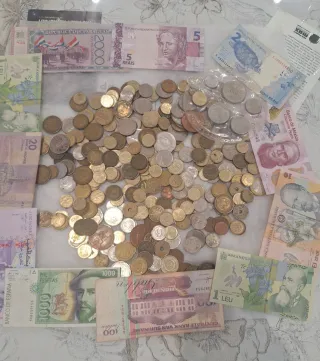 Lote monedas y billetes internacionales.