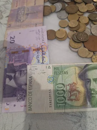 Lote monedas y billetes internacionales.