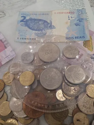 Lote monedas y billetes internacionales.