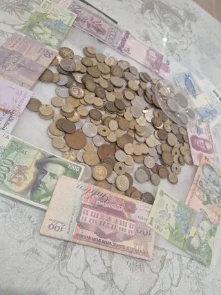 Lote monedas y billetes internacionales.