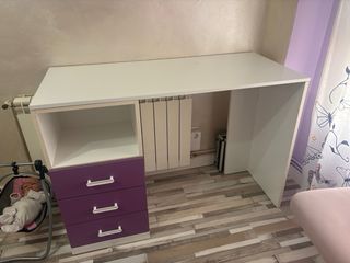 Estantería y escritorio morado