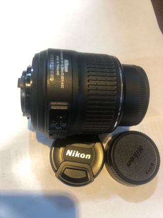 Obiettivo Nikon 18-55mm con coperchi
