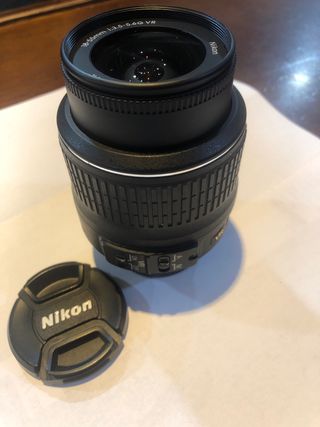 Obiettivo Nikon 18-55mm con coperchi
