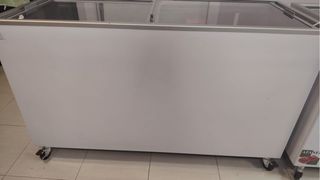 Congelador horizontal blanco con ruedas