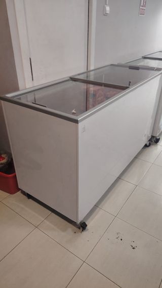 Congelador horizontal blanco con ruedas