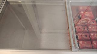 Congelador horizontal blanco con ruedas