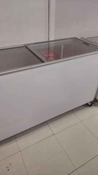 Congelador horizontal blanco con ruedas