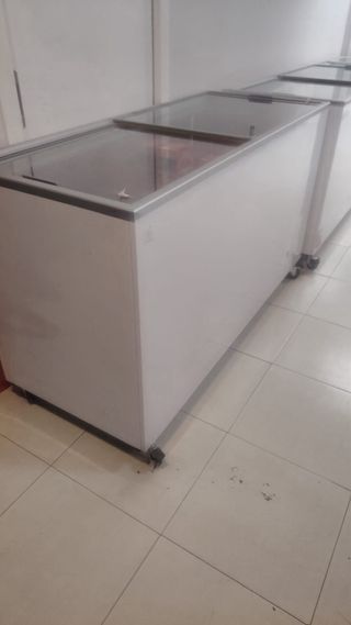 Congelador horizontal blanco con ruedas