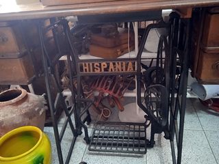Máquina de coser antigua Hispania