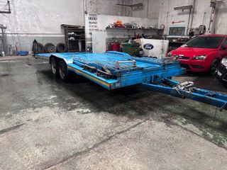 Remolque portacoches para dos vehiculos.