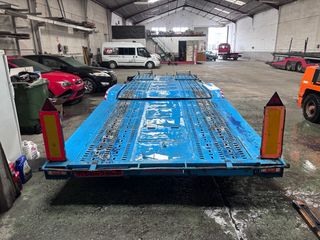 Remolque portacoches para dos vehiculos.
