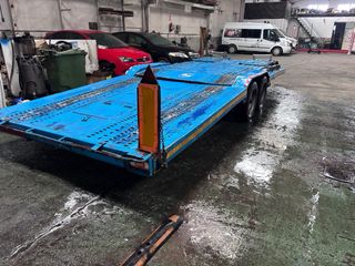 Remolque portacoches para dos vehiculos.