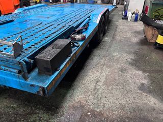 Remolque portacoches para dos vehiculos.