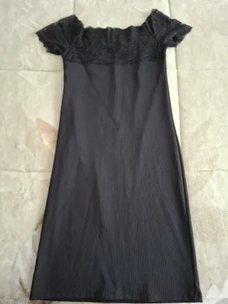 Vestido negro ajustado con encaje
