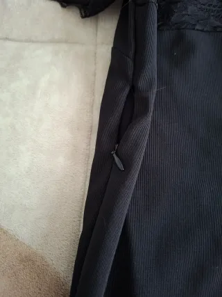 Vestido negro ajustado con encaje