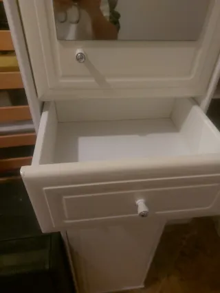 Mueble de baño estrecho blanco
