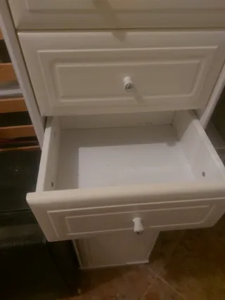 Mueble de baño estrecho blanco