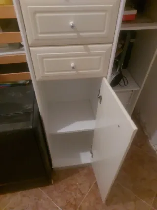 Mueble de baño estrecho blanco