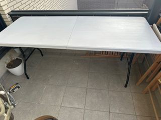 Mesa plegable blanca y negra