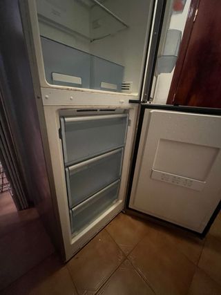 Nevera grande plateada