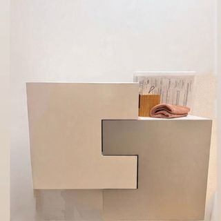 Mueble recibidor moderno plateado y blanco