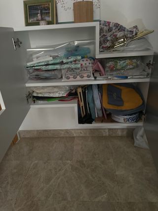 Mueble recibidor moderno plateado y blanco