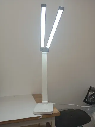 Lámpara de escritorio LED moderna