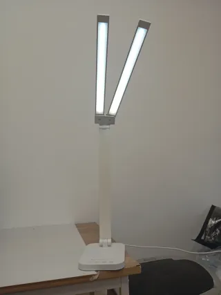 Lámpara de escritorio LED moderna