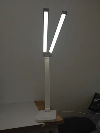 Lámpara de escritorio LED moderna