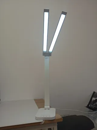 Lámpara de escritorio LED moderna