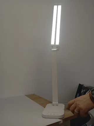 Lámpara de escritorio LED moderna