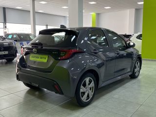 Yaris Active Plus 1.5 120H HEV Gris oscuro